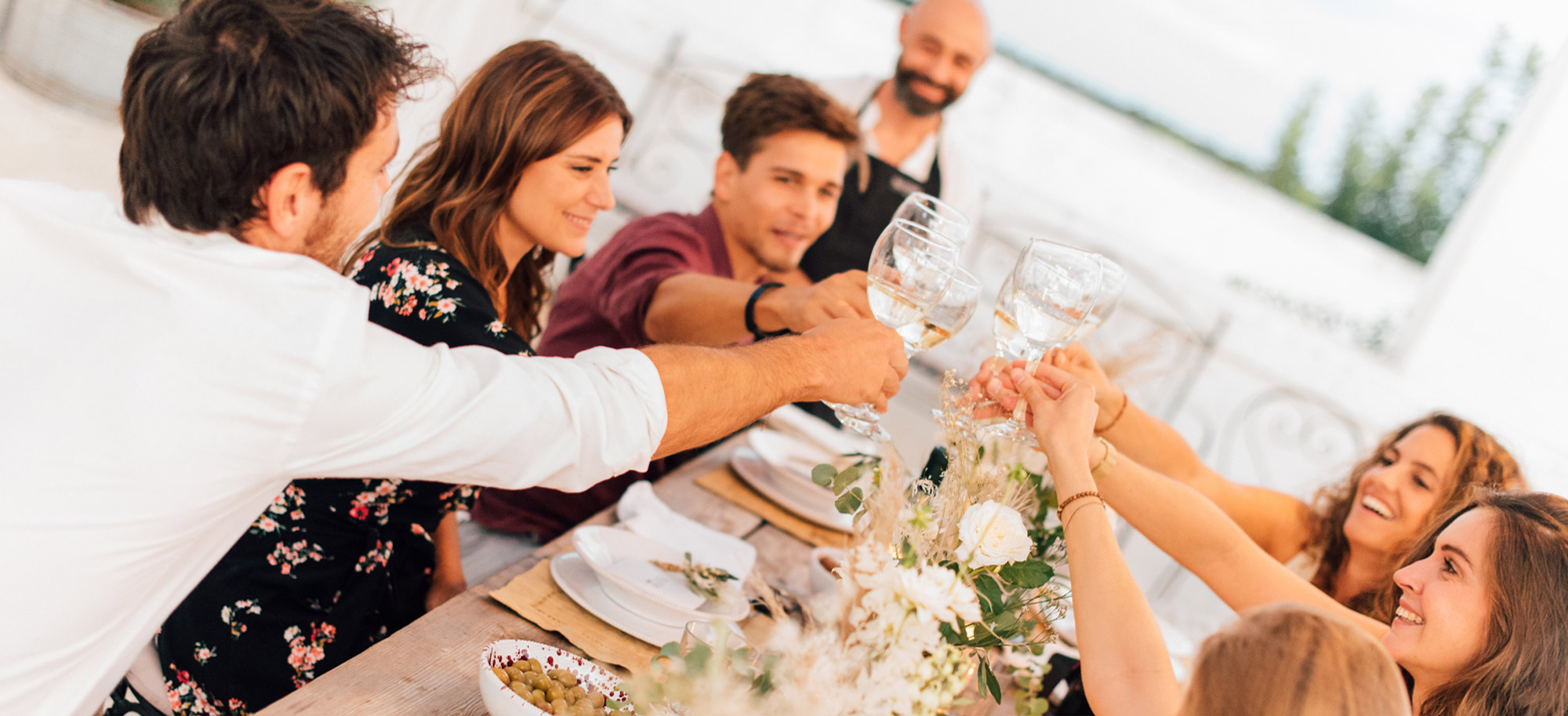 Familia disfrutando de un chef privado en casa